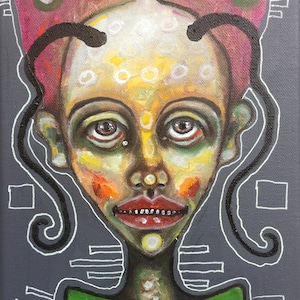 Puede incluir: Una pintura de una persona con un sombrero rosa y verde, cabello negro y una camisa verde. La persona tiene una cara blanca con pintura amarilla y verde. El fondo es gris con líneas blancas.