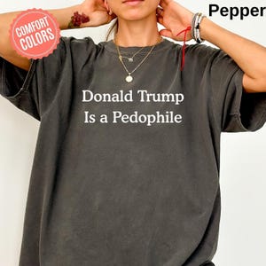 Koszulka Comfort Colors Epstein Files, Koszulka Donald Trump jest pedofilem, Koszulka anty-Donald Trump, Koszulka Trump Epstein, Koszulka anty-Maga