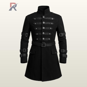 Op de afbeelding: Een zwarte jas in militaire stijl met een hoge kraag, meerdere rijen knopen en leren riemen. De jas heeft een ceintuur in de taille en riemen op de mouwen. De jas is een lang, op maat gemaakt ontwerp.