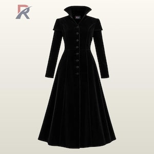 Op de afbeelding: Een lange, zwarte fluwelen jas met een hoge kraag en knoopsluiting. De jas heeft lange mouwen en een uitlopende rok, wat een elegant silhouet creëert. De jas is effen zwart van kleur.