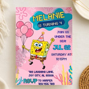K&ouml;nnte beinhalten: Rosa Geburtstagseinladung mit der Figur SpongeBob Schwammkopf. Die Einladung enth&auml;lt den Text "Melanie wird 4", Datum, Uhrzeit und Ortsangaben. Rosa Ballons und florale Akzente schm&uuml;cken die Einladung.