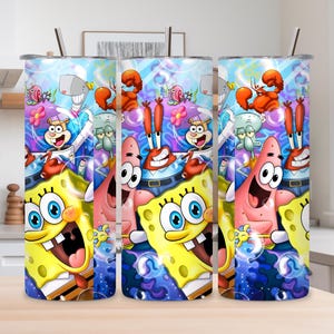 Puede incluir: Tres vasos de acero inoxidable con un diseño de dibujos animados colorido con Bob Esponja y otros personajes. Los vasos tienen una tapa plateada y una pajita. El fondo es azul claro y morado.
