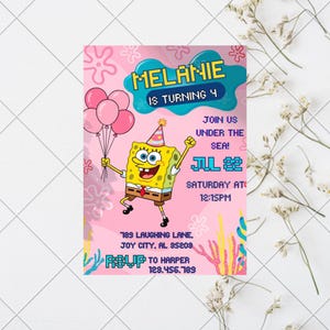 K&ouml;nnte beinhalten: Eine rosa Geburtstagseinladung mit SpongeBob Schwammkopf, der rosa Luftballons h&auml;lt. Die Einladung lautet "Melanie wird 4" und enth&auml;lt Eventdetails: "Komm mit uns unter das Meer!" am 22. Juli um 12:15 Uhr.