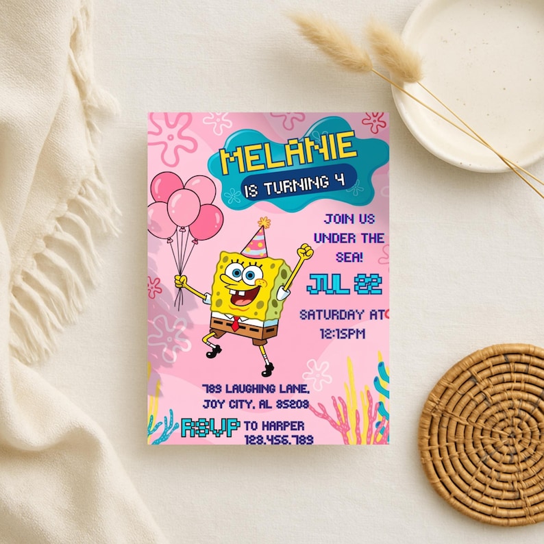 K&ouml;nnte beinhalten: Rosa Geburtstagseinladung mit der Figur SpongeBob Schwammkopf. Die Einladung enth&auml;lt den Text "Melanie wird 4", Datum, Uhrzeit und Ortsangaben. Rosa Ballons und florale Akzente schm&uuml;cken die Einladung.
