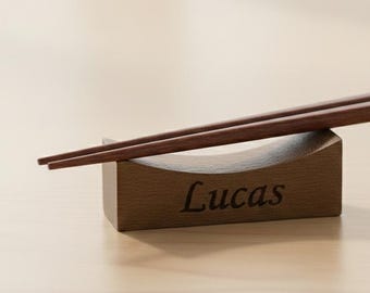 Descanso de pauzinhos de madeira com nome gravado | Acessório japonês para sushi | Marcador de lugar para casamento asiático | Decoração de mesa elegante