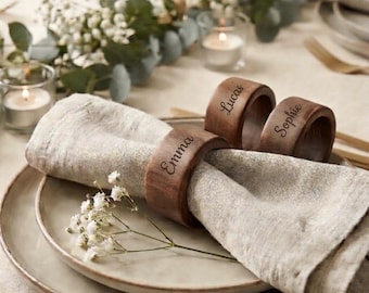 Anillo para servilletas de madera personalizado. Tarjeta de mesa para boda rústica y decoración de mesa.