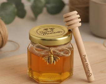 Lembrancinha de casamento personalizada em formato de pote de mel | Copo de vidro gravado com nome + palito de madeira | Batizado/chá de bebê rústico