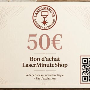 Könnte beinhalten: Ein beiger Geschenkgutschein mit Holzmaserung und dekorativen Rändern. Der Gutschein trägt den Text "LaserMinuteShop" und "50€". Ein QR-Code befindet sich in der unteren rechten Ecke.