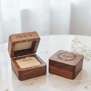 Gravierte Boho Holz Ringbox | Hochzeitsringhalter | Personalisiertes Etui Namen Hochzeitsdatum