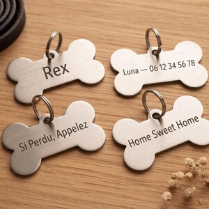 Peut inclure: Quatre médailles pour animaux en métal argenté en forme d'os avec des anneaux. Les médailles sont gravées avec le texte Rex, Luna - 06 12 34 56 78, Si Perdu, Appelez et Home Sweet Home. Elles présentent une finition brossée.