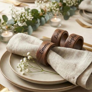 Rond de serviette personnalisé en bois. Marque-place invité pour mariage champêtre et décoration de table.