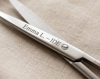 Tesoura de enfermagem personalizada com nome | Presente para diploma de auxiliar de enfermagem/enfermeiro(a) | Tesoura cirúrgica médica em aço inoxidável com gravação a laser