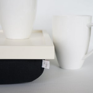 Plateau de sac de haricots, table décurie, support iPad ou plateau de service en bois petit-déjeuner au lit plateau gris foncé avec oreiller noir image 2