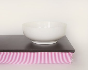 Plateau de lit, table d’écurie iPad ou bureau pour ordinateur portable - gris graphite avec oreiller rayé rose et blanc