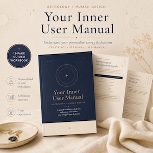 Peut inclure: Un cahier d'exercices guidé de 12 pages intitulé Your Inner User Manual: Astrology + Human Design. La couverture bleu foncé présente du texte doré et un graphique circulaire. Les pages intérieures montrent des sections sur l'énergie.