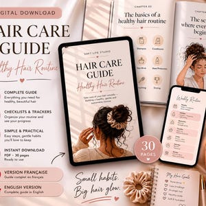 Könnte beinhalten: Digitaler Download eines Haarpflege-Ratgebers mit dem Titel "Hair Care Guide: Healthy Hair Routine". Der Ratgeber enthält Checklisten, Tracker und einen kompletten Leitfaden. Das Bild zeigt auch ein Smartphone und ein Notizbuch mit Haarzielen sowie eine brennende Kerze und ein Scrunchie.