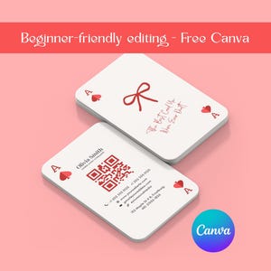 Op de afbeelding: Twee witte visitekaartjes met het symbool van de schoppenaas en de tekst "The Best Card You Were Ever Dealt" en "Olivia Smith". De kaarten liggen op een roze achtergrond met de tekst "Beginner-friendly editing - Free Canva". Een Canva-logo staat rechtsonder.
