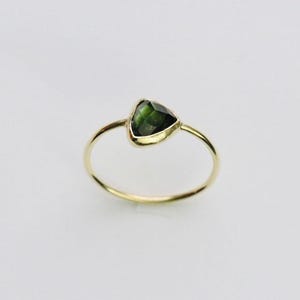 14k solid yellow gold round hammered ring of 1.2mm thick with triangular green tourmaline / verdelite rose cut in setting size 17.25