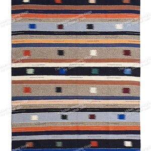 Könnte beinhalten: Rechteckiger gewebter Teppich mit horizontalen Streifen in Blau-, Orange-, Braun- und Grautönen. Der Teppich weist kleine, sich wiederholende geometrische Muster in Weiß, Schwarz und Rot auf. Quasten sind an den Ecken sichtbar.