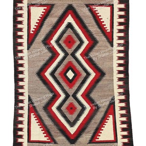 Può includere: Tappeto rettangolare tessuto con un motivo geometrico a rombi in rosso, nero, bianco e grigio. Il tappeto ha un bordo con un motivo a dente di sega e nappe agli angoli. Testo: "The Indian Weaving Rugs By Shaifali Jain".
