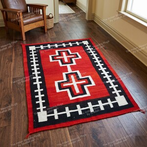 Pode incluir: Um tapete retangular vermelho com um design geométrico. O tapete apresenta um padrão central de duas cruzes brancas conectadas por uma linha branca. Uma borda preta com linhas verticais brancas circunda o campo vermelho. O tapete está em um piso de madeira.