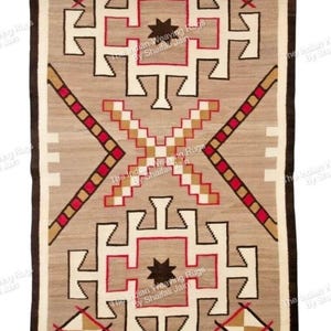 Può includere: Tappeto rettangolare beige con motivi geometrici bianchi, rossi, marroni e neri. Il tappeto presenta forme ripetute e un bordo marrone scuro. Il testo "The Indian Weaving Rugs By Shaifali Jain" è visibile.