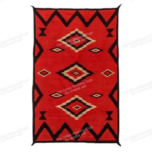 Può includere: Un tappeto rettangolare rosso con bordo nero e motivi geometrici. Il tappeto presenta forme a diamante e triangolo in nero, bianco e beige. Il testo "The Indian Weaving Rugs By Sharfali Jain" è visibile.