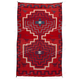 Può includere: Un tappeto rettangolare rosso con un motivo geometrico bianco, viola e grigio. Il design presenta forme ripetute e sagome di animali. Il tappeto è un tessuto tradizionale tessuto.