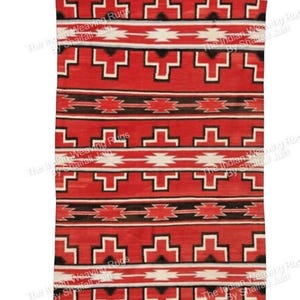Può includere: Un tappeto rettangolare rosso con un motivo geometrico. Il design presenta forme bianche e nere su sfondo rosso. Il tappeto ha un bordo e motivi ripetuti. Il testo "The Indian Weaving Rugs by Shaifali Jain" è visibile.
