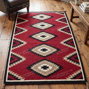 Peut inclure: Un tapis rectangulaire au fond rouge profond orné d'un motif répétitif de grands losanges noirs, blancs et beiges. Le tapis présente une épaisse bordure noire et des pompons beiges torsadés aux deux coins inférieurs du bord le plus court.