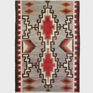 Può includere: Tappeto rettangolare grigio con un motivo geometrico rosso, marrone, bianco e beige. Il tappeto presenta un design centrale a diamante con bordi a gradini e accenti a diamante. Il bordo è marrone scuro con un motivo a zig-zag rosso e bianco.