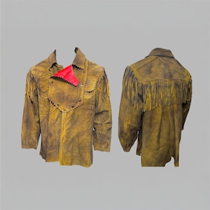 Puede incluir: Chaqueta de ante marrón con flecos en las mangas y la espalda. La chaqueta presenta un acento rojo en el cuello y costuras decorativas en los bordes. La chaqueta tiene una estética vintage o rústica.