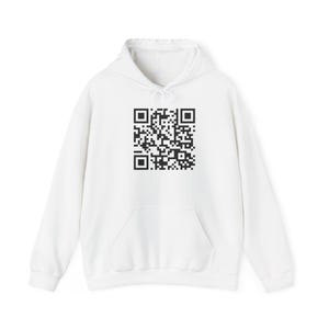 Könnte beinhalten: Weißer Kapuzenpullover mit einem großen schwarzen QR-Code auf der Vorderseite. Der Pullover hat eine Vordertasche und eine Kapuze mit Kordelzug. Das Kleidungsstück ist aus einem weichen, bequemen Material gefertigt.