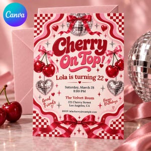 Op de afbeelding: Een rechthoekige verjaardagsuitnodiging met een roze en rood kleurenschema, een dambordpatroon, discoballen, kersen en rode linten. De tekst luidt: Cherry On Top! Lola is turning 22, Saturday, March 28, 8:00 PM, The Velvet Room, 221 Cherry Street, Los Angeles, CA, RSVP: lolacherry@example.com, Good Friends en Bigger Birthdays.