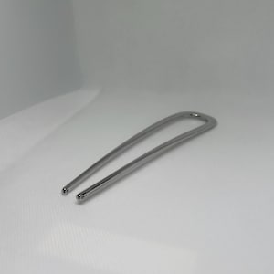 Peut inclure: Une &eacute;pingle &agrave; cheveux argent&eacute;e en forme de U. L'&eacute;pingle a une finition lisse et polie avec des extr&eacute;mit&eacute;s arrondies. L'accessoire pour cheveux est con&ccedil;u pour maintenir les cheveux en place.