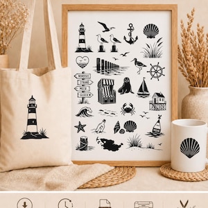 Könnte beinhalten: Eine Sammlung schwarzer nautischer Vektorgrafiken mit Leuchtturm, Anker, Segelboot, Robbe, Krabbe, Muscheln und Strandwegweisern mit dem Text NORDSEE, STRAND, MEER, GLÜCK und MOIN, abgebildet auf einer Tragetasche, einem gerahmten Bild und einer Tasse.
