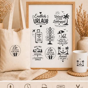 Peut inclure: Un sac fourre-tout en toile beige, une impression encadrée et une tasse en céramique blanche, tous ornés de motifs graphiques noirs sur le thème des vacances avec des palmiers, une valise, un hamac et l'inscription Life is better in flip flops.