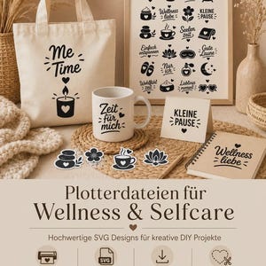 Könnte beinhalten: Eine beige Stofftasche, eine weiße Keramiktasse, ein gerahmter Druck, eine Faltkarte und ein Spiralnotizbuch, alle mit schwarzen Wellness-Grafiken und deutschem Text bedruckt. Die Gegenstände zeigen Symbole wie Kerzen, Blumen und Herzen.