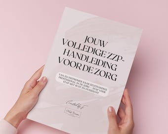 Puede incluir: Una persona sostiene un libro claro con el título en holandés: "JOUW VOLLEDIGE ZZP-HANDLEIDING VOOR DE ZORG". El fondo es de color rosa liso. El título del libro es visible.