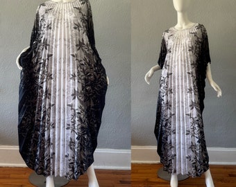 Vintage 70s White Black HAWAIIAN Pleated Kaftan MuMu Maxi Dress