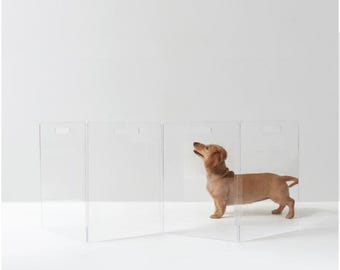 Puerta para perros de acrílico transparente, baja e independiente – Barrera moderna para mascotas de interior en zigzag de Lucite
