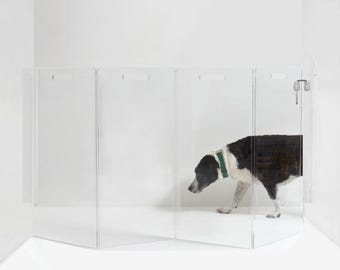 Puerta para mascotas alta transparente fijada a la pared • Barrera para perros acrílica en zigzag