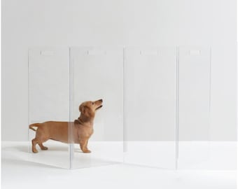 Puerta para perros alta e independiente de acrílico transparente – Barrera moderna para mascotas de interior en zigzag de Lucite