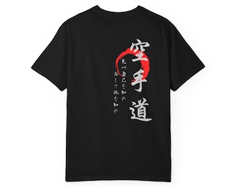 Camiseta con estampado de kanji de karate en la espalda y logotipo pequeño en la parte delantera, diseño de artes marciales