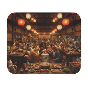 Peut inclure: Un tapis de souris rectangulaire présentant une illustration détaillée d'un izakaya japonais bondé où créatures mythiques et humains dînent ensemble. La scène comprend des lanternes en papier chaleureuses, des tables en bois, des plats et des boissons.