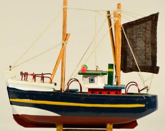 Barca da pesca tradizionale in legno decorativa