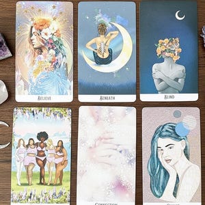 Può includere: Sei carte dei tarocchi con illustrazioni e testo. Le carte presentano immagini di donne, fiori ed elementi celesti. Il testo sulle carte include le parole "Believe", "Beneath", "Blind", "Celebration", "Connection" e "Choice".