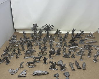 Riesige Sammlung unbemalter, flacher Zinnfiguren. Soldaten, Schiffe, Snoopy und mehr.
