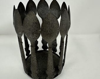 Vintage Löffelkorb aus Metall, Besteckhalter im rustikalen Stil der Volkskunst, Küchendekoration, primitiver Utensilienbecher