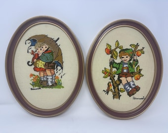 Vintage Hummel Crewel Stickerei Paar aus den 1970er Jahren, gerahmt, oval, Wandbild, Kindergalerie, Kunsthandwerk